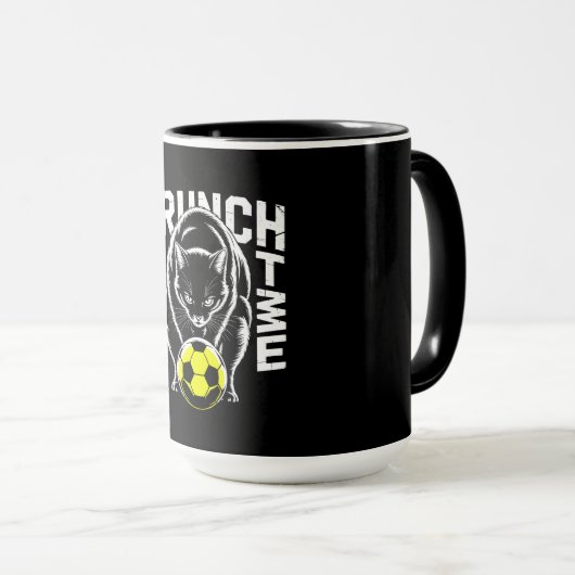 Black Cat Soccer Mug – Bold Crunch Design Mok (Voorkant rechts)