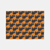 Black Cat Staring Ominy Photo Cutout Oranje Fleece Deken (Voorkant (Horizontaal))