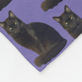 Black Cat Staring Ominy Photo Cutout Paars Fleece Deken (Hoek)