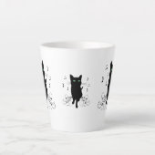 Black Cat Surrounded by Whispering Notes of Music Latte Mok (Voorkant)