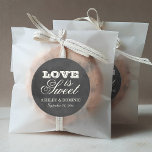Black Chalkboard Love is Sweet Wedding Ronde Sticker<br><div class="desc">Stickers met een witte bruiloft in een ronde vorm met de titel 'Love is Sweet',  met een monogram van de bruid- en bruidsnamen en de trouwdatum en met een zachte witte krijtverschijning op een rustige zwarte bordachtergrond met een getextureerde look.</div>