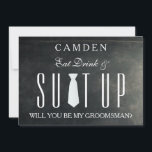 Black Chalkboard Suitup Zal ik m'n groomsman zijn? Kaart<br><div class="desc">Deze 5-inch x 7-inch mooie tijd om de zwarte kast aan te passen met een witte stropdas-uitnodigingskaart. Dit is het beste voor de bruidegom. Als je iemand vraagt om je toekomstige bruiloft te houden, waarom kies je dan niet voor deze groomsman. Deze aangepaste uitnodigingskaart zal je vriend, broer, neef, neef,...</div>