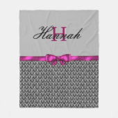 Black Chandelier Damask en Pink Bow Monogram Fleece Deken (Voorkant)