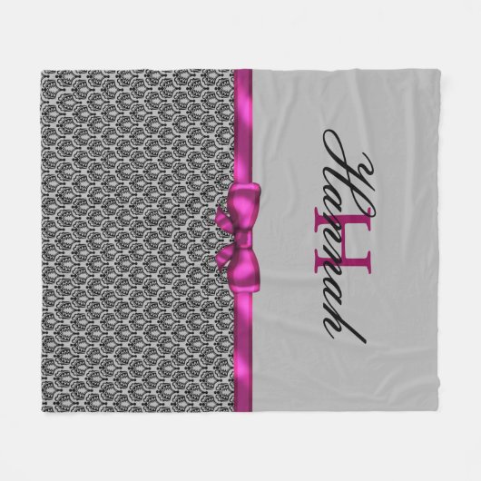 Black Chandelier Damask en Pink Bow Monogram Fleece Deken (Voorkant (Horizontaal))
