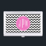 Black Chevron Pink Monogram Business Card Holder Visitekaarthouder<br><div class="desc">Een houder van het visitekaartje die u kunt aanpassen met uw monogram in roze cirkel.  Achtergrond is zwart-wit chevron.</div>