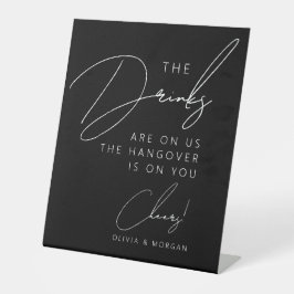 Black Chic Minimalist Script Funny Wedding Drinken Reclamebord Met Voetstuk