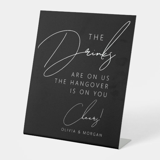 Black Chic Minimalist Script Funny Wedding Drinken Reclamebord Met Voetstuk (Voorkant)