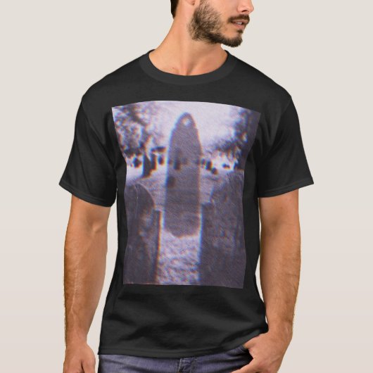 Black Cloak Figuur in begraafplaats T-shirt (Voorkant)