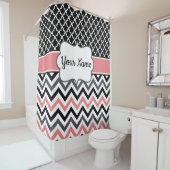 Black Coral Chevron Monogram Douchegordijn (In situ)