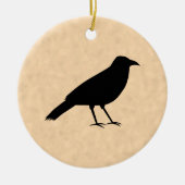 Black Crow Bird op een Parchment Pattern. Keramisch Ornament (Voorkant)