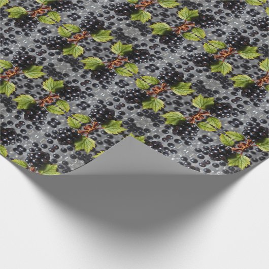 Black Currants Berries & Green Leaf Pattern Cadeaupapier (Hoek)