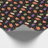 Black Cute Monsters Halloween Pattern Cadeaupapier (Hoek)