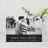 Black Dainty Script Save Our Date Announance Kaart (Staand voorkant)