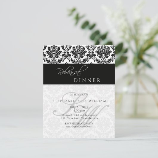 Black Damask Monogram Rehearsal Dinner Kaart (Staand voorkant)