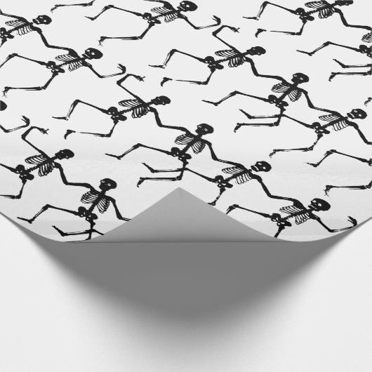 Black Dancing Skull Halloween Pattern Cadeaupapier (Hoek)