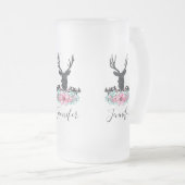Black Deer Head met roze bloemen en bergen Matglas Bierpul (Voorkant rechts)