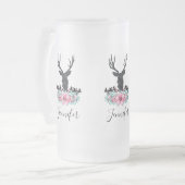 Black Deer Head met roze bloemen en bergen Matglas Bierpul (Voorkant links)