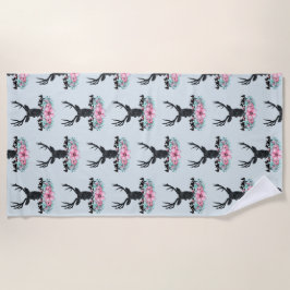 Black Deer Head met roze bloemen en bergen Strandlaken