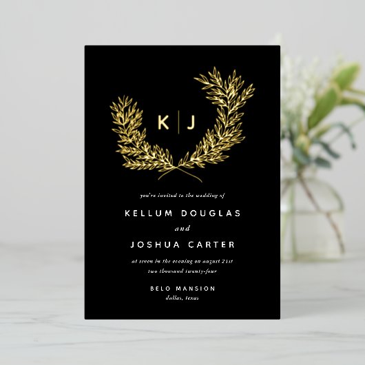 Black Distinguing Monogram Wedding Gold Folie Uitnodiging (Staand Voorkant)