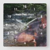 Black Doberman Pinscher Dog en Stream Vierkante Klok (Voorkant)