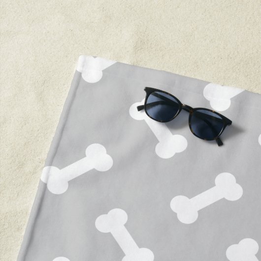 Black Dog Bone en Botten met aangepaste naam Strandlaken (In situ)