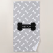 Black Dog Bone en Botten met aangepaste naam Strandlaken (Voorkant)