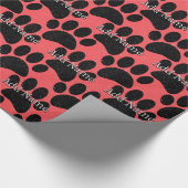 Black Dog Paw Print Aangepaste naam Distressed Red Cadeaupapier (Hoek)