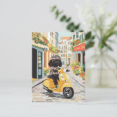 Black Doodle Riding Scooter European City Streets Briefkaart (Staand voorkant)