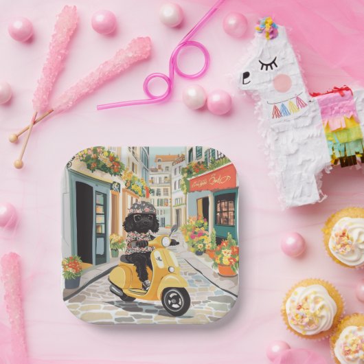 Black Doodle Riding Scooter European City Streets Papieren Bordje (Feest)