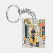 Black Doodle Riding Scooter European City Streets Sleutelhanger (Voorkant Links)