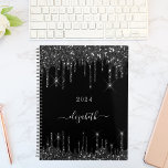 Black drips naam script 2025 planner<br><div class="desc">Een klassieke zwarte achtergrond versierd met druppels. Personaliseer en voeg een jaar en een naam toe. De naam is geschreven met moderne handgeschreven stijl script met moerassen. Als u wilt dat de swashes alleen de voorbeeldnaam verwijderen, laat u de spaties of emoji's voor en achter de naam staan. Perfect voor...</div>