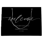 Black Elegant Calligraphy Wedding Welcome Gift Bag Groot Cadeauzakje (Voorkant)