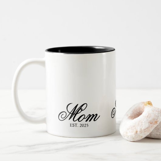 Black Elegant Script Established Mom Tweekleurige Koffiemok (Met donut)
