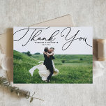 Black Elegant Script Photo Weddenschap Hartelijk d Briefkaart<br><div class="desc">Stuur bedankt naar familie en vrienden met deze aanpasbare bruiloft. Dank je briefkaart. Het kenmerkt een elegant wit manuscript. Geef deze elegante bruiloft een persoonlijk tintje. Dank je briefkaart door je eigen gegevens toe te voegen. Dit manuscript dank u het briefkaart ook voor afstuderen, verjaardagen, eerste mededelingen, en zo veel...</div>