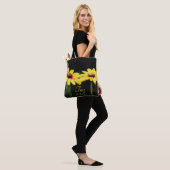 Black Eyed Susan Bloem Ware Liefde Tote Bag (Op model)