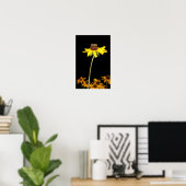 Black Eyed Susan op zwarte achtergrond Poster (Thuiskantoor)