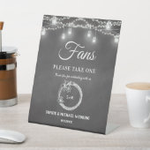 Black Fans Wedding Program Rustic Reclamebord Met Voetstuk (Insitu)