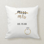 Black & Faux Gold Foil Miss Name Date Pillow Kussen<br><div class="desc">Is dat niet schattig! Super trendy zwarte, witte en faux gouden folie omkeerbare kussen met 'mis' en 'mrs' in een schattig handgeschreven script lettertype, met 'mis' in een faux gouden foliesleep, en een faux gouden folie ruitvormige ring rechts onderaan. In tussen is een tekstvakje voor u om aan te passen:...</div>