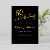 Black Fifty and Fabulous Script Birthday Folie Uitnodiging (Staand Voorkant)