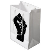 Black Fist Raised — Resistance Protest Medium Cadeauzakje (Voorkant Gekanteld)