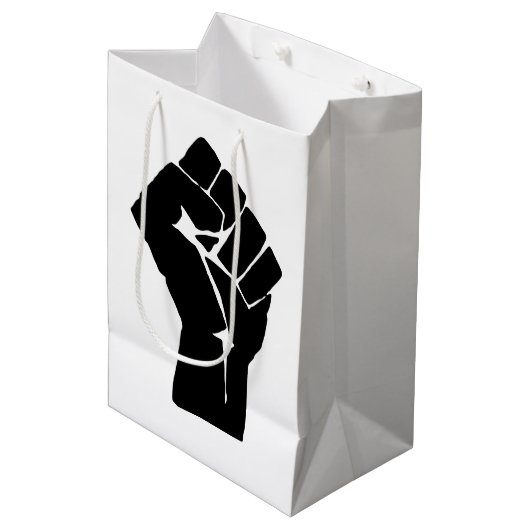 Black Fist Raised — Resistance Protest Medium Cadeauzakje (Voorkant Gekanteld)