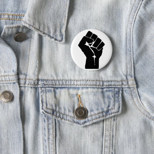 Black Fist Raised — Resistance Protest Ronde Button 5,7 Cm (In situ)