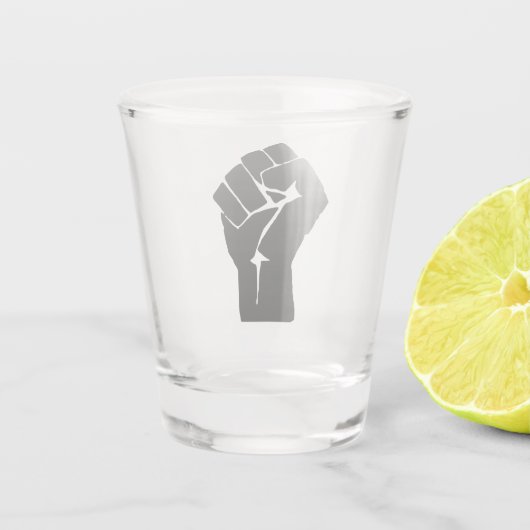 Black Fist Raised — Resistance Protest Shot Glas (Achterkant)