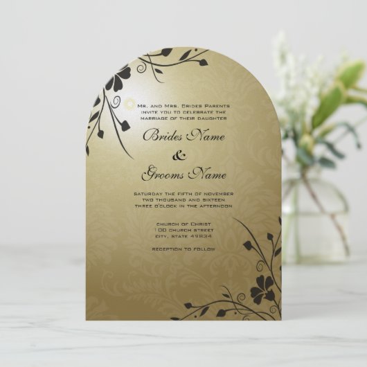 Black Flower Swirls on Gold Damask Wedding Invite Kaart (Staand voorkant)