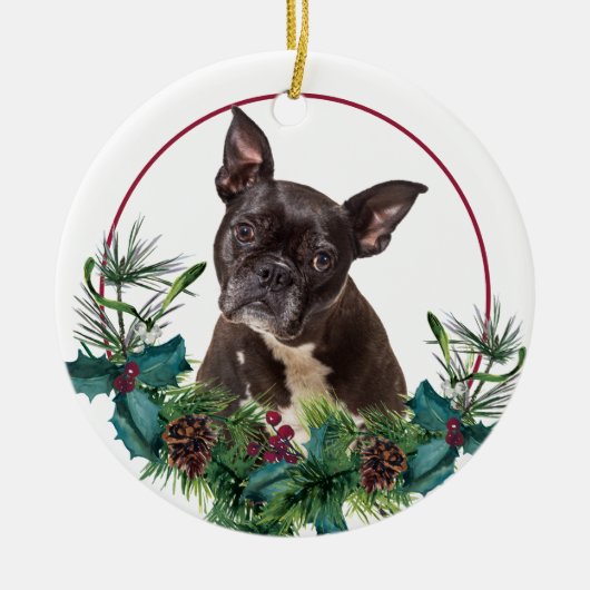 Black French Bulldog Evergreen Berry Wreath Keramisch Ornament (Voorkant)
