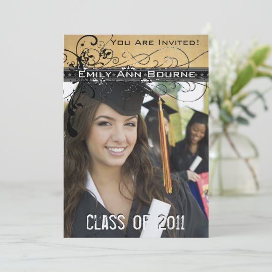 Black Funky Elegant Swirls Afstuderen Invite Kaart (Staand voorkant)