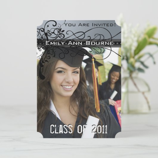 Black Funky Elegant Swirls Afstuderen Invite Kaart (Staand voorkant)