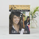 Black Funky Elegant Swirls Afstuderen Invite Kaart (Staand voorkant)