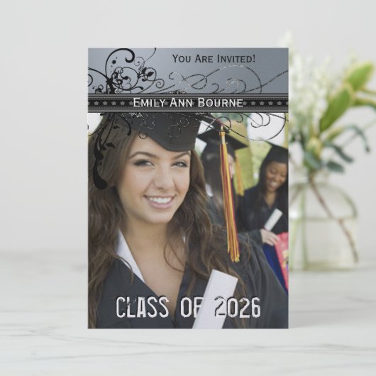 Black Funky Elegant Swirls Afstuderen Invite Kaart (Staand voorkant)
