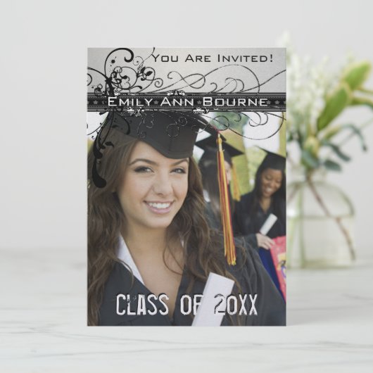 Black Funky Elegant Swirls Afstuderen Invite Kaart (Staand voorkant)